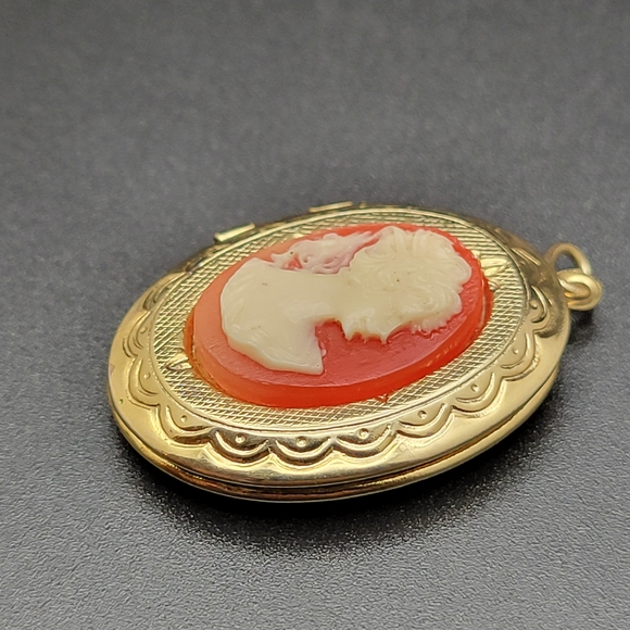 Vintage Gold Tone Cameo Locket *READ* - Picture 3 of 12